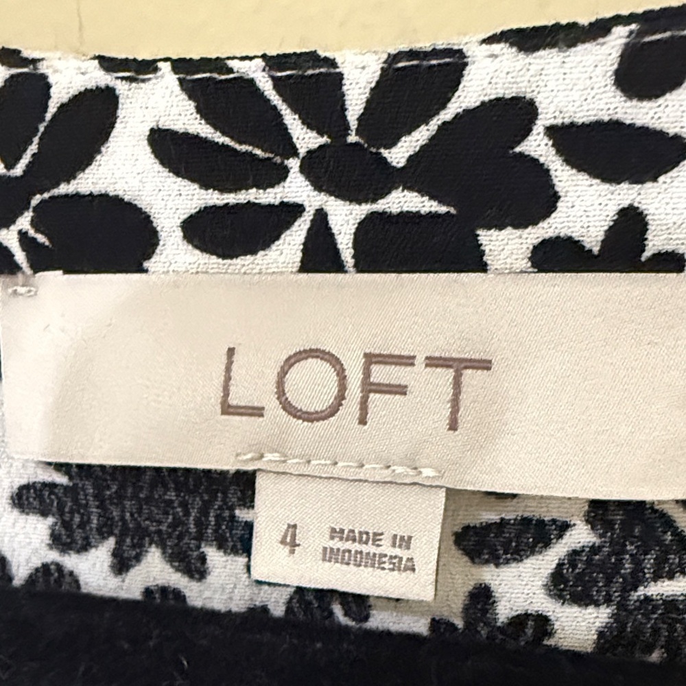 LOFT Women’s Monochrome Floral Romper women’s boho Romper Size 4 - Picture 5 of 9